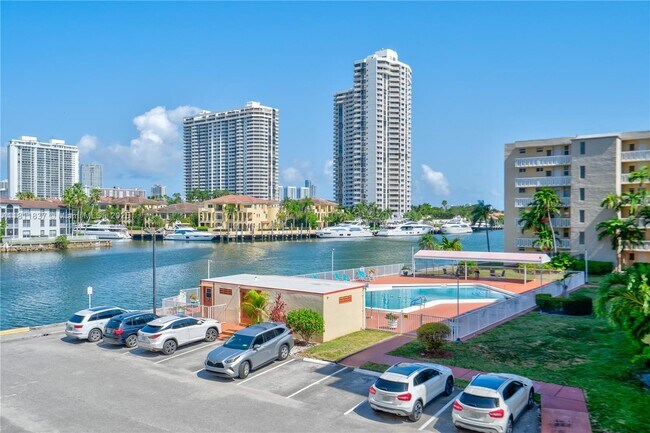 Building Photo - 2999 Point E Dr
