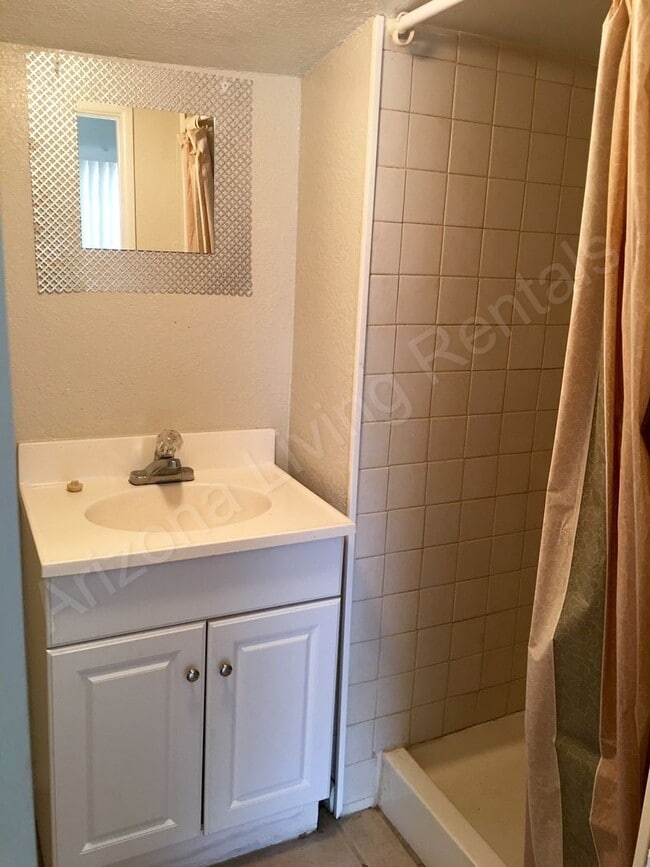 Building Photo - COZY TWO BEDROOM HOME