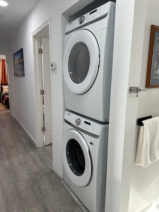 Building Photo - 3826 W 9th St