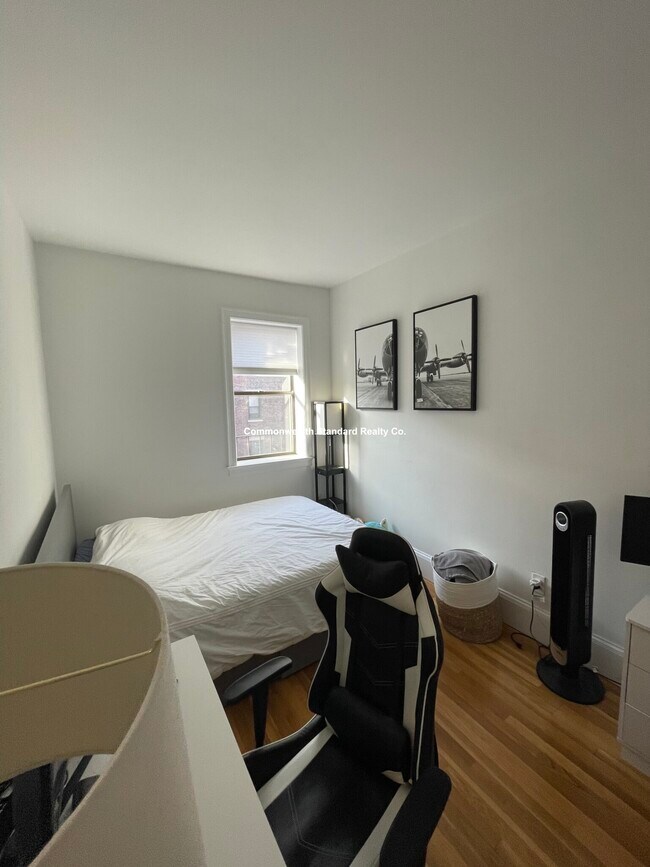 Building Photo - 922 Beacon St