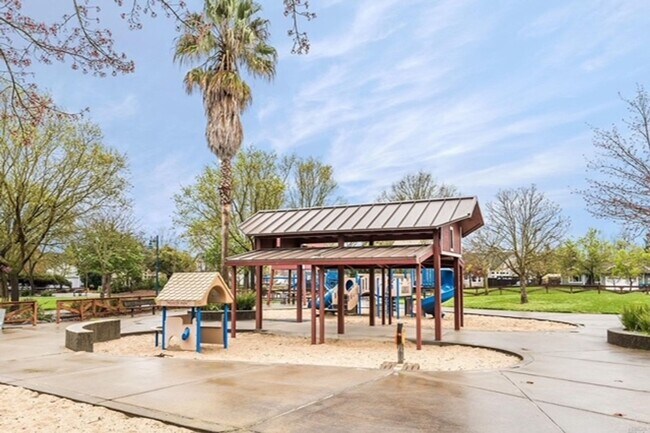 Building Photo - Solar - Huge Savings - 4 Bedrooms - 3 Bath...