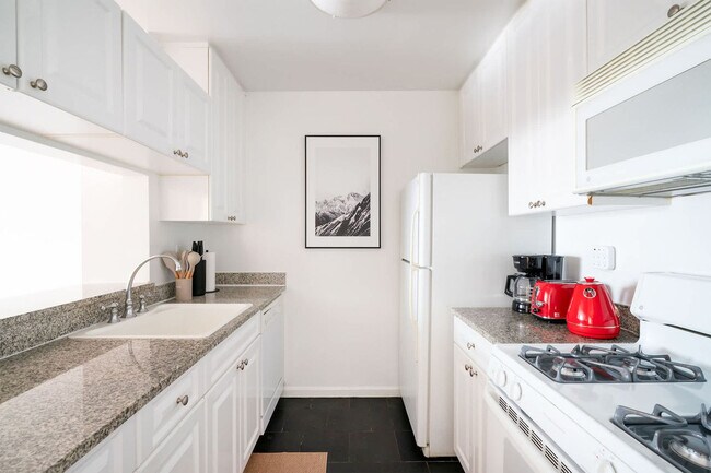 Building Photo - 350 W 43rd St