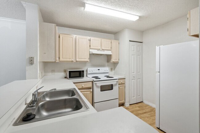 Building Photo - 4240 Summer Landing Dr