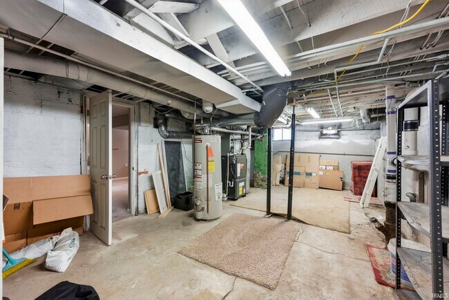 Building Photo - 527 W Oakdale Dr