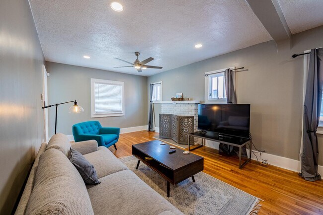 Building Photo - 722 Marquette Ave NW