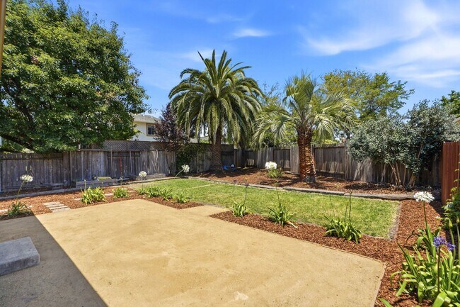 Building Photo - Remodeled 2 Bed, 2 Bath Townhouse in Petaluma's Morningstar Community