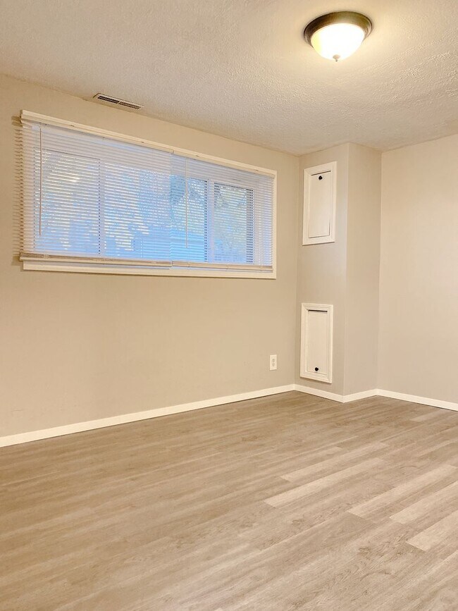 Building Photo - Millard 3 bed 2 bath $1900