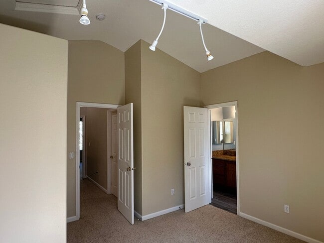 Building Photo - Beautiful 3 Bed + Bonus Room, 2.5 Bath Home!