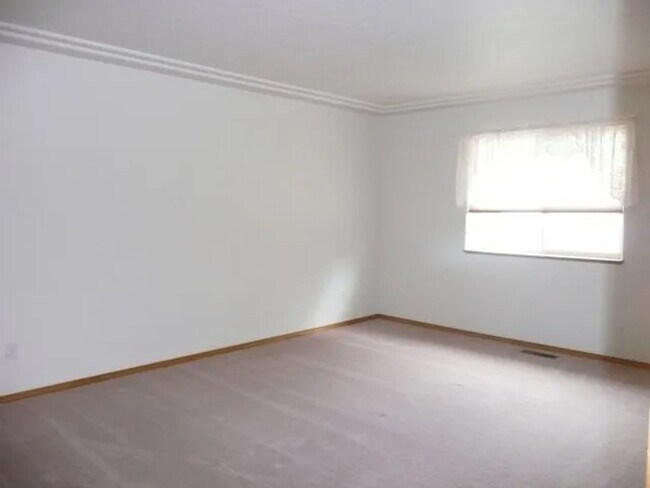 Building Photo - Desirable 3 Bed, 3 Bath Home in Latah Cree...