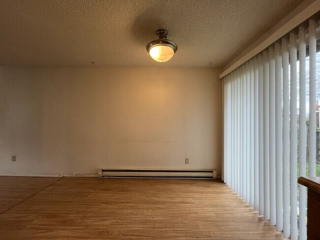 Building Photo - CCO867