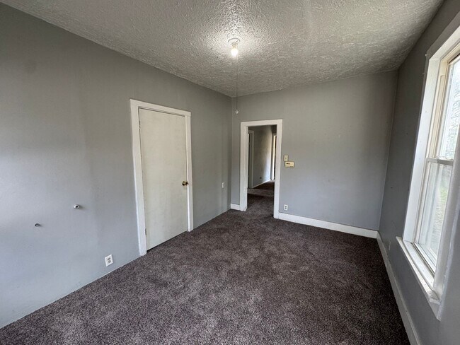 Building Photo - 428 7th St