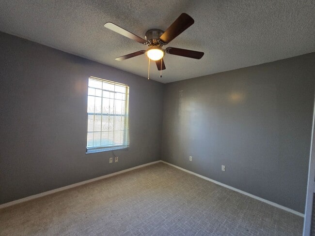 Building Photo - COMING SOON - 3 Bedrooms 2 1/2 Baths Northside