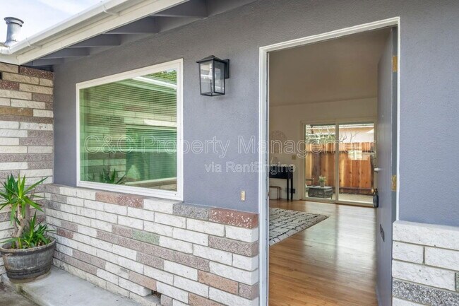 Building Photo - 582 Newton St