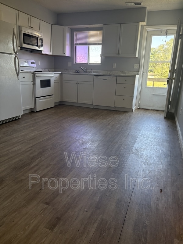 Building Photo - 824 E Ridgely Ave