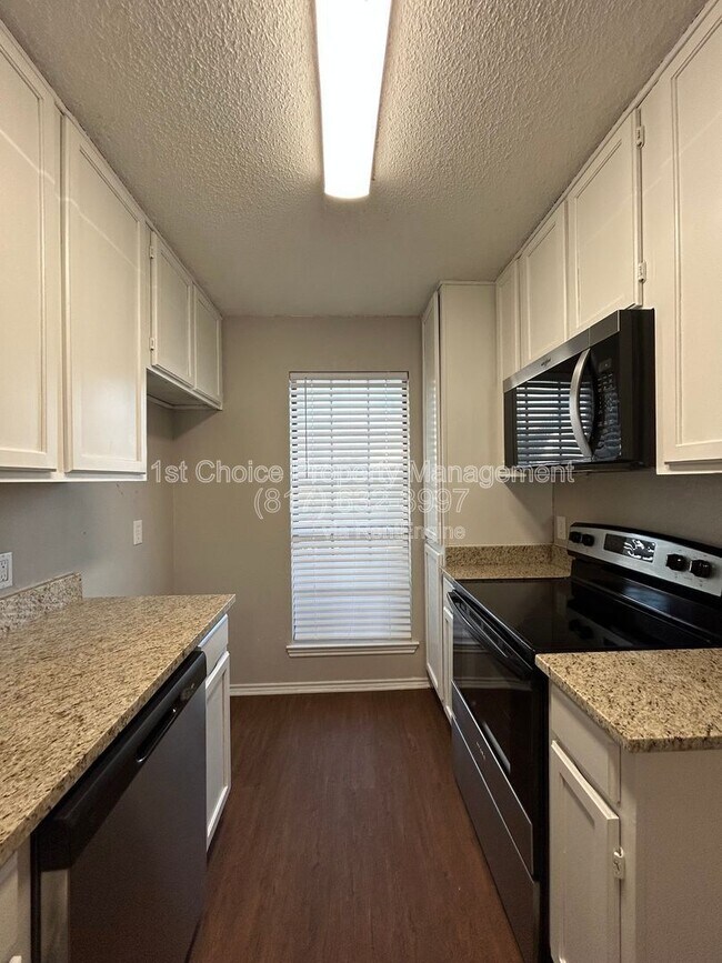 Building Photo - 7425 Kingswood Dr