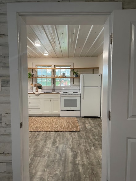 Building Photo - 410 W Maple St