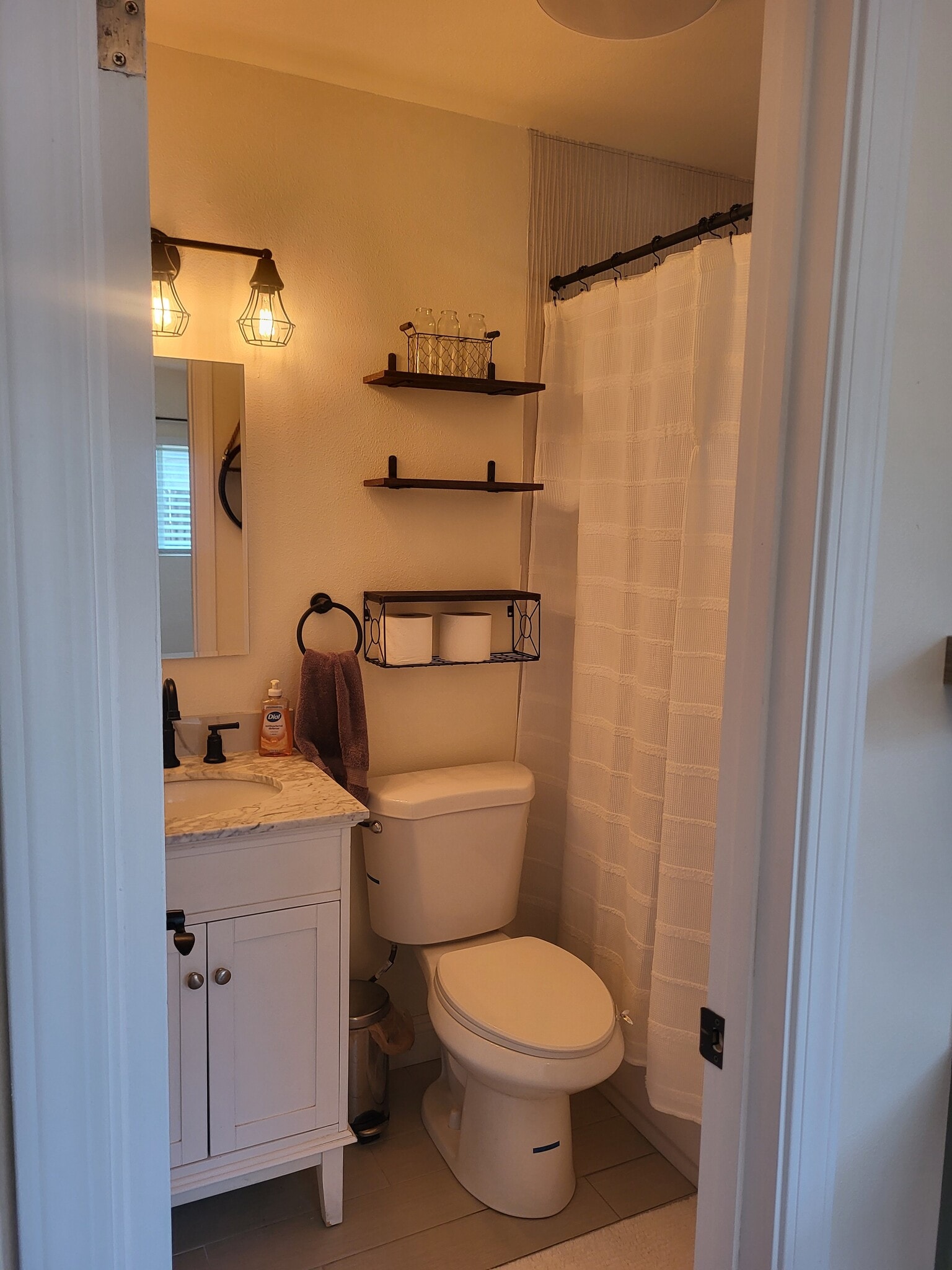 Full private bathroom - 950 Barrett Ave