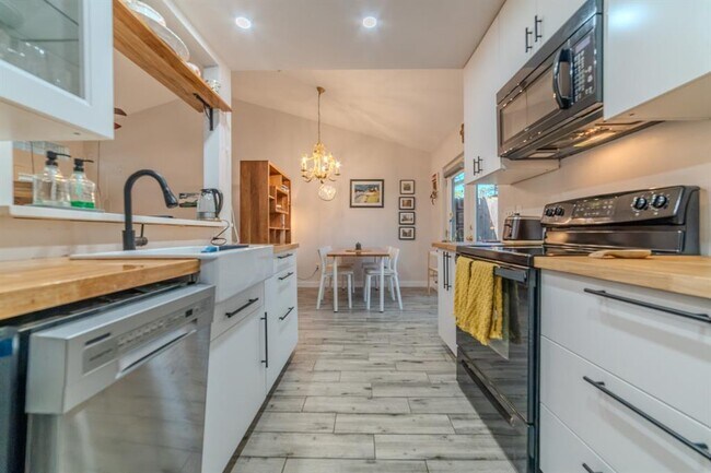 Building Photo - 1015 E Yager Ln