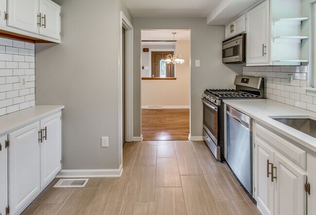 Building Photo - AVAILABLE MID-SEPTEMBER! Gorgeous 3-bedroo...