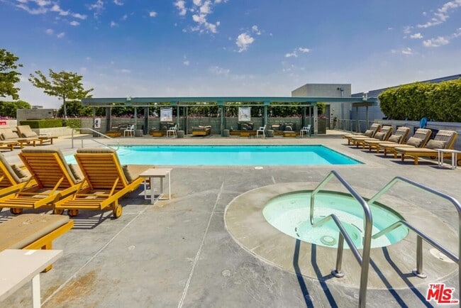 Building Photo - 527 Molino St