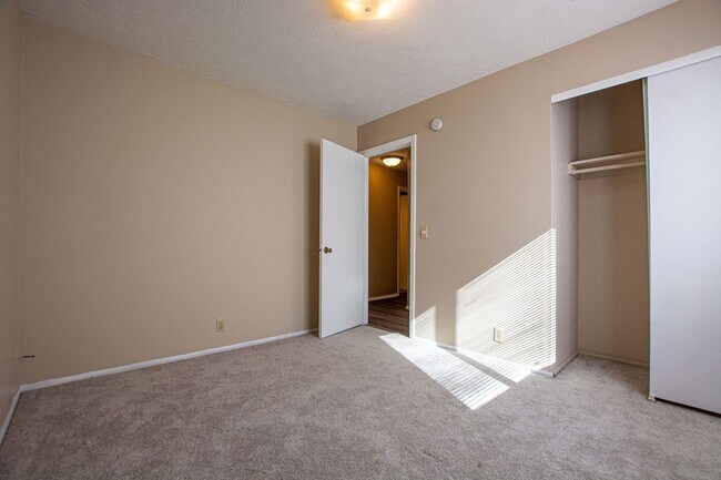 Building Photo - 3 Bedroom / 2 Bath Home in Millard!