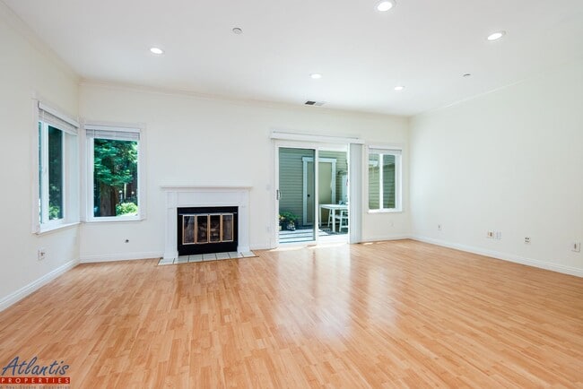 Building Photo - Beautiful Townhouse | Desirable Location