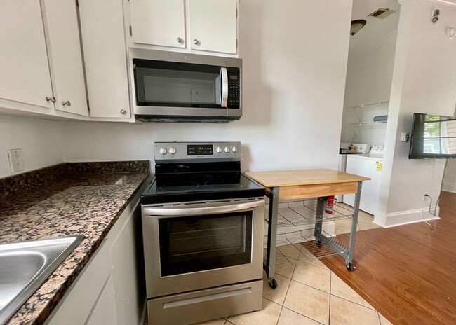 Building Photo - Available 8/1. Gorgeous 2 BR/1 BA Unit in ...