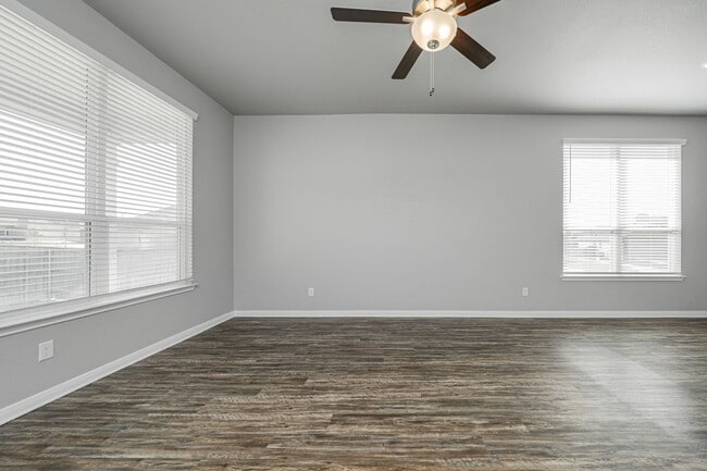 Building Photo - 521 Fallbrook Dr