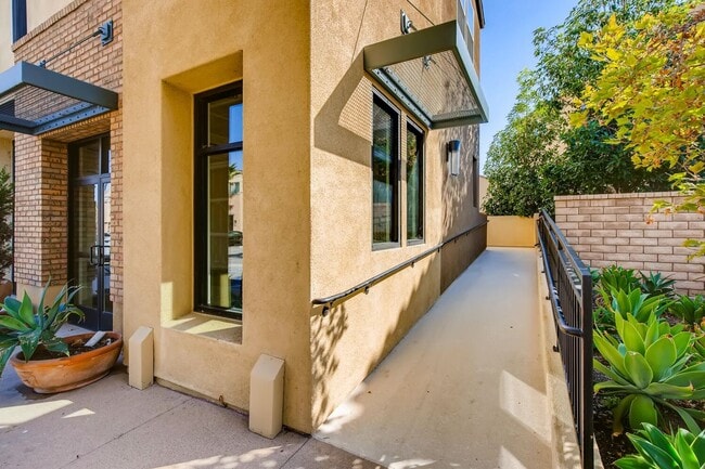 Building Photo - Amazing 2Bd/2Ba Townhouse with 1 car attached garage - Gated Community - Close to Camp Pendleton!