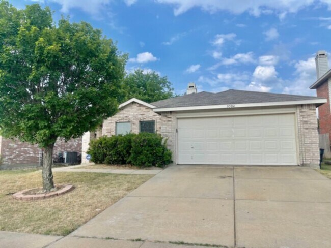 Primary Photo - Nice Single Story Home in Vineyards at Her...