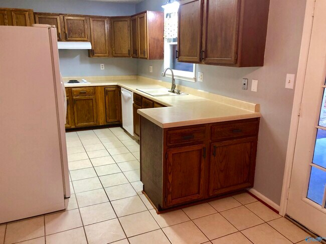 Building Photo - 337 Chateau Dr SW