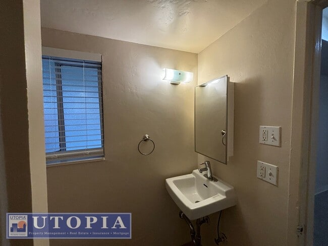 Building Photo - Ground Floor Studio, Near Boardwalk and Ma...