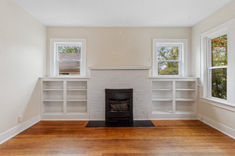 Building Photo - 315 E 1st St