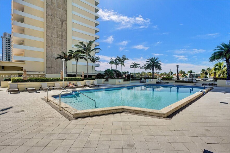 Building Photo - 5600 Collins Ave