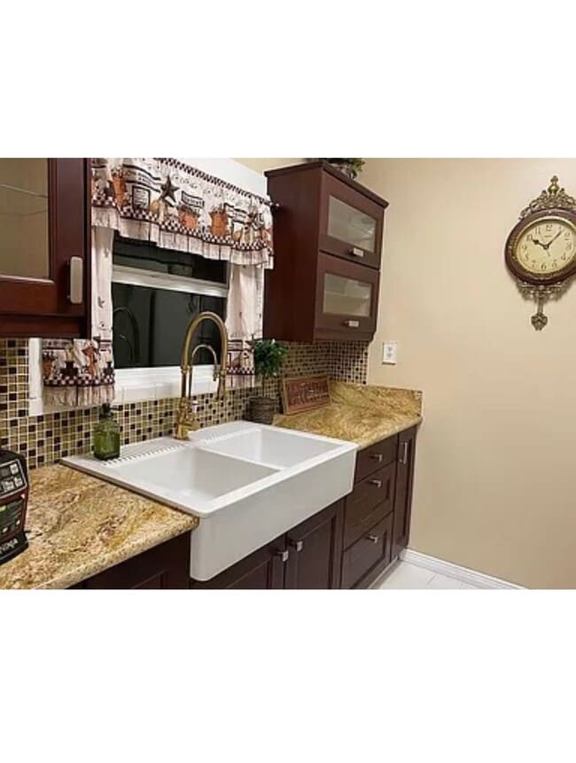 Building Photo - V st