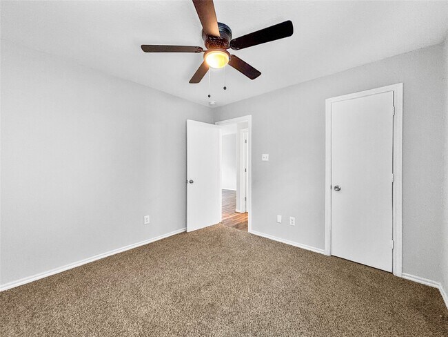 Building Photo - 4311 Amaryllis Ave