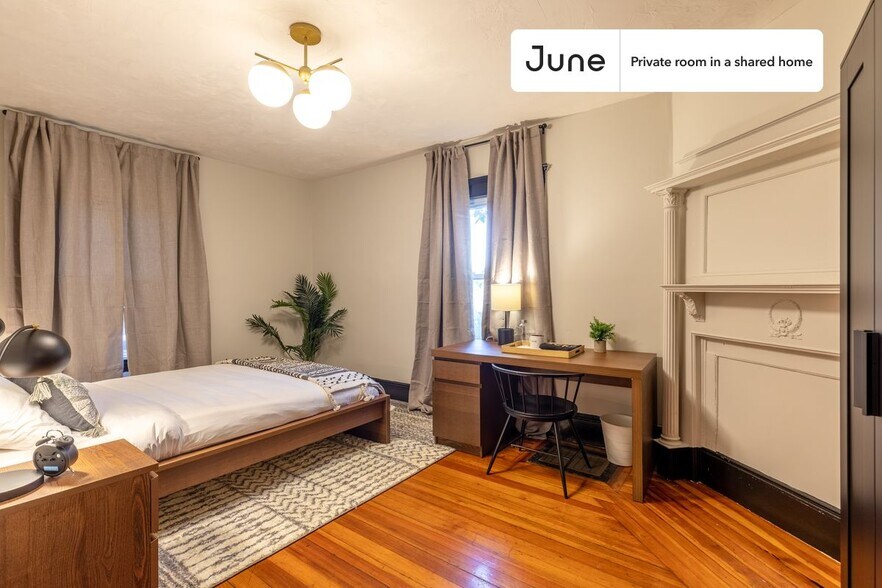 Primary Photo - Private bedroom in 5 bed/2 bath Home