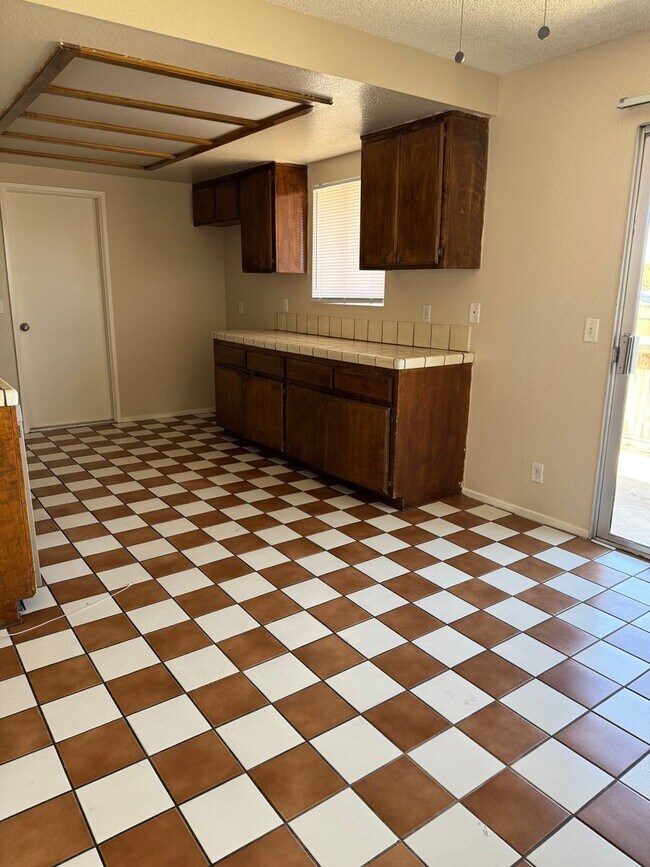 Building Photo - Apple Valley- Four Plex- 2 Bedrooms, 2 Bat...