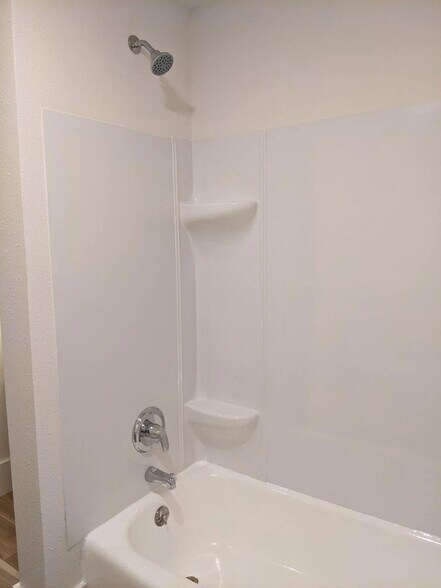 Building Photo - 823 E Johnson St