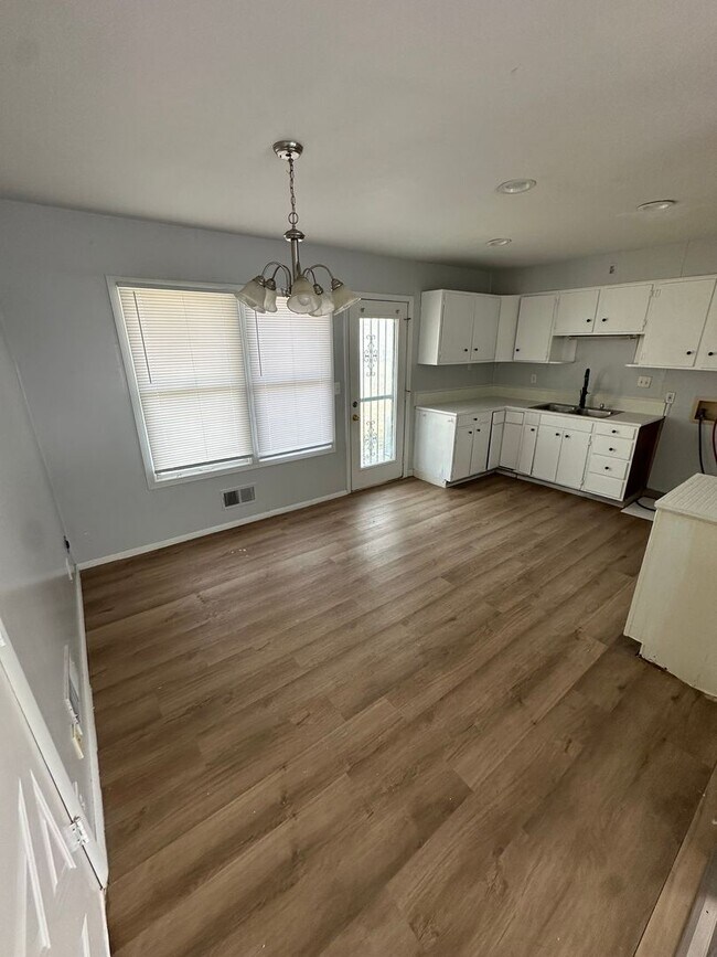 Building Photo - 4 bedrooms 1 bathroom