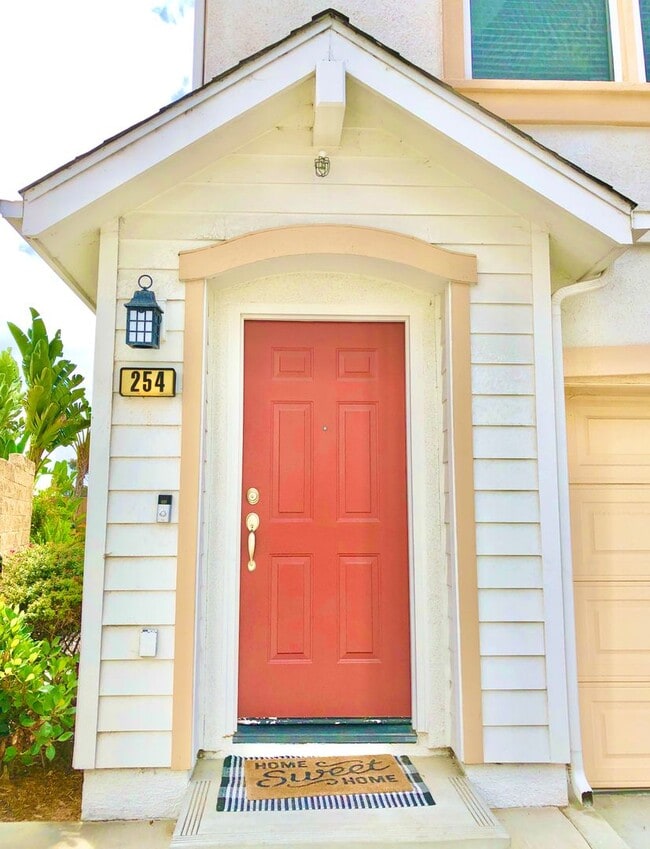 Building Photo - Beautifully Upgraded & Appointed End Condo...