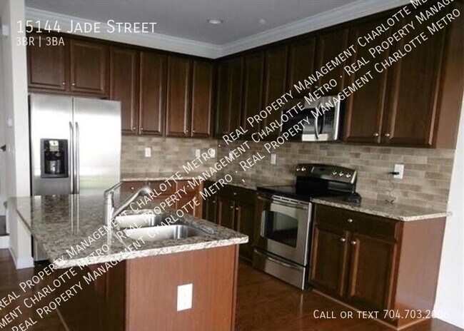 Building Photo - GORGEOUS 3 BR Townhome in the Heart of Bal...