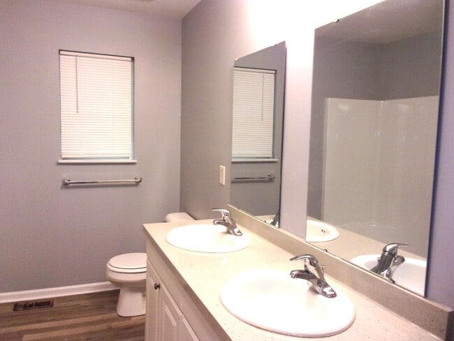 Building Photo - Freshly Updated 3 Bedroom 1 Bath Home in C...