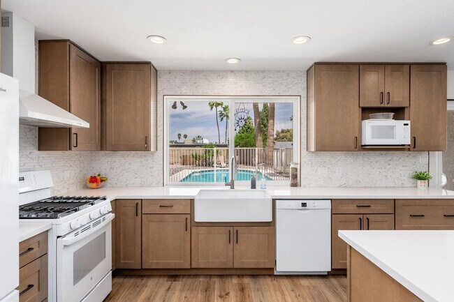 Building Photo - 2426 E Sahuaro Dr
