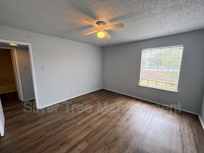 Building Photo - 4820 Wellesley Ave