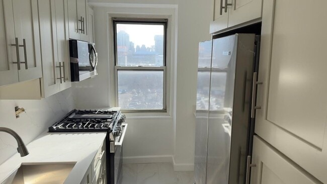 Building Photo - 225 St Pauls Ave