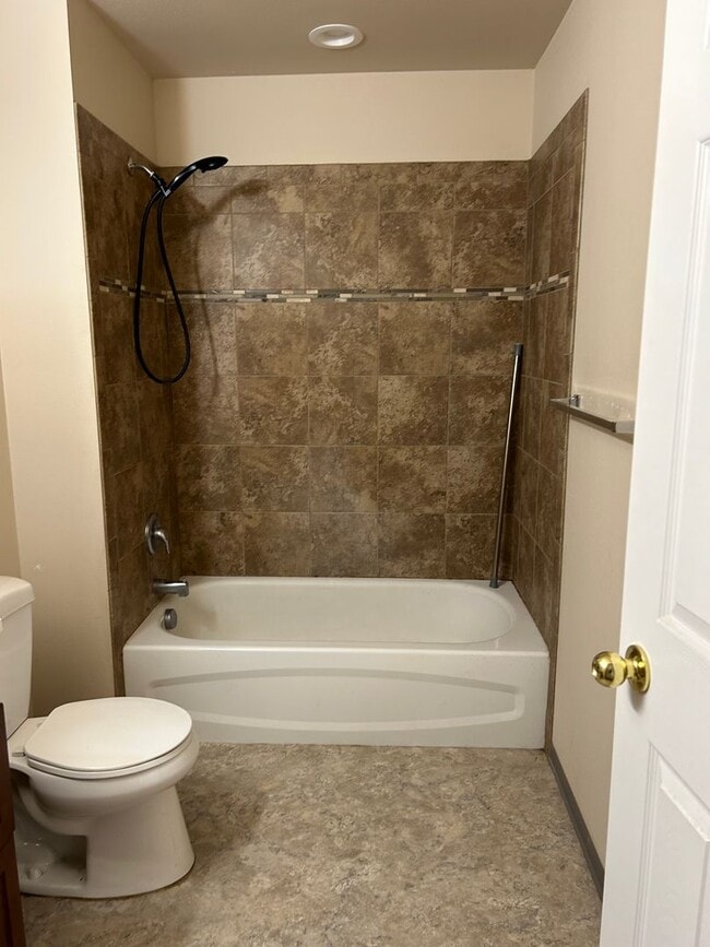 Building Photo - Newer 2 Bedroom 1 Bathroom with a View