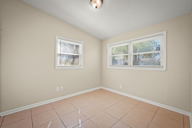 Building Photo - 909 Westgate Dr