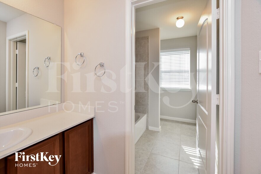 Building Photo - 9005 Woodfern Dr