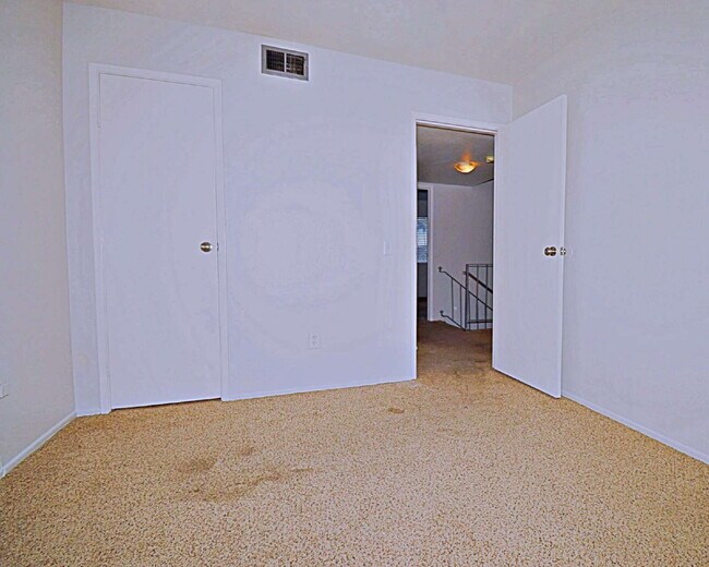 Building Photo - "Discover Your Oasis: Spacious 3-Bed Condo with Granite Touches in Palm Springs!"